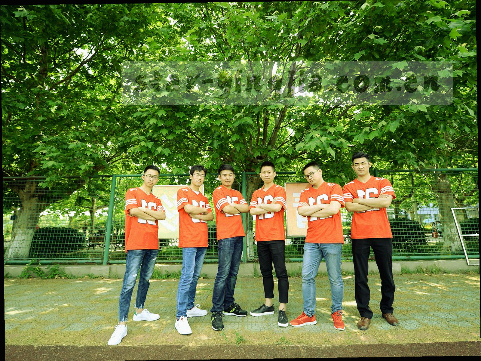 俯视的手机屏幕冷光与远处港口霓虹光带交叠的深色画面
