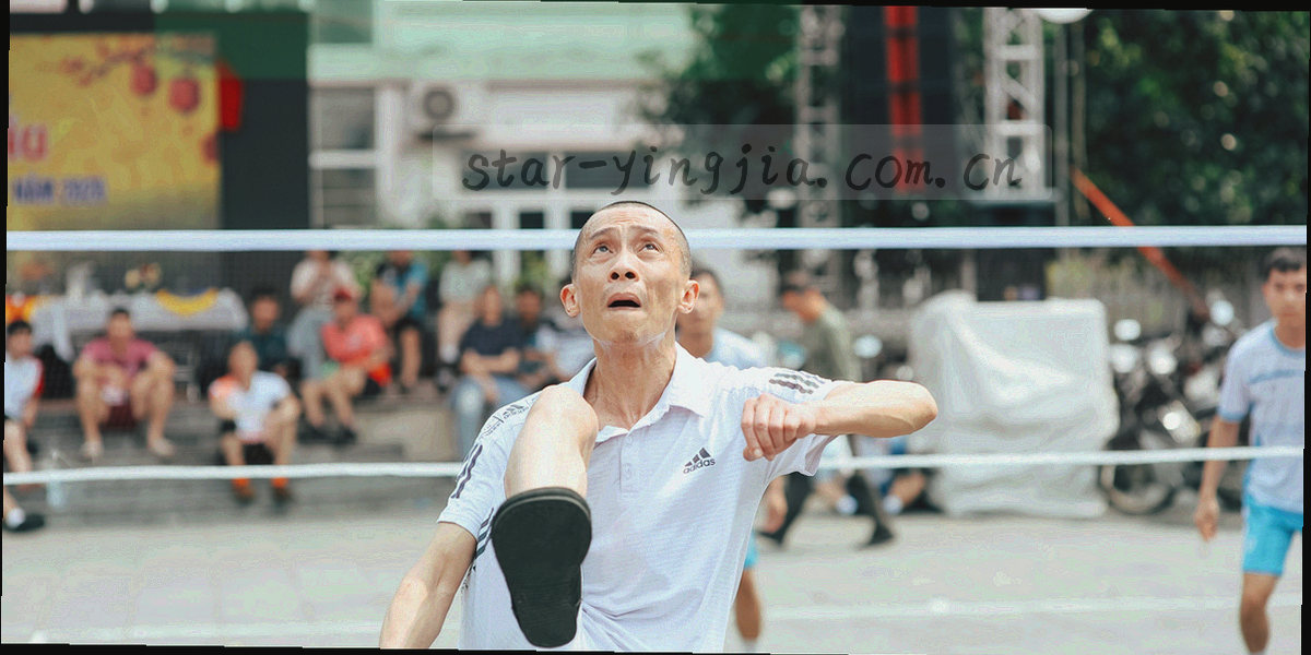 深海蓝背景上缓慢流动的光线纹理，象征账号信息在系统中穿行